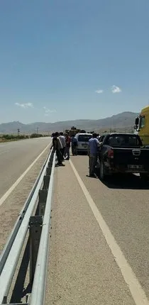  Bomba bulunan sınır kapısı yolu ulaşıma kapatıldı - Son Dakika Haberler}